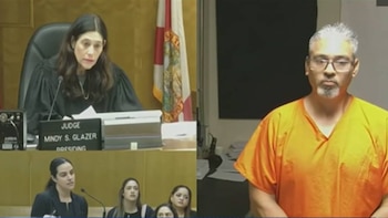 Vista de una sala de tribunal con la jueza Mindy S. Glazer en el estrado y un acusado con barba y uniforme naranja. Una mujer habla abajo a la izquierda