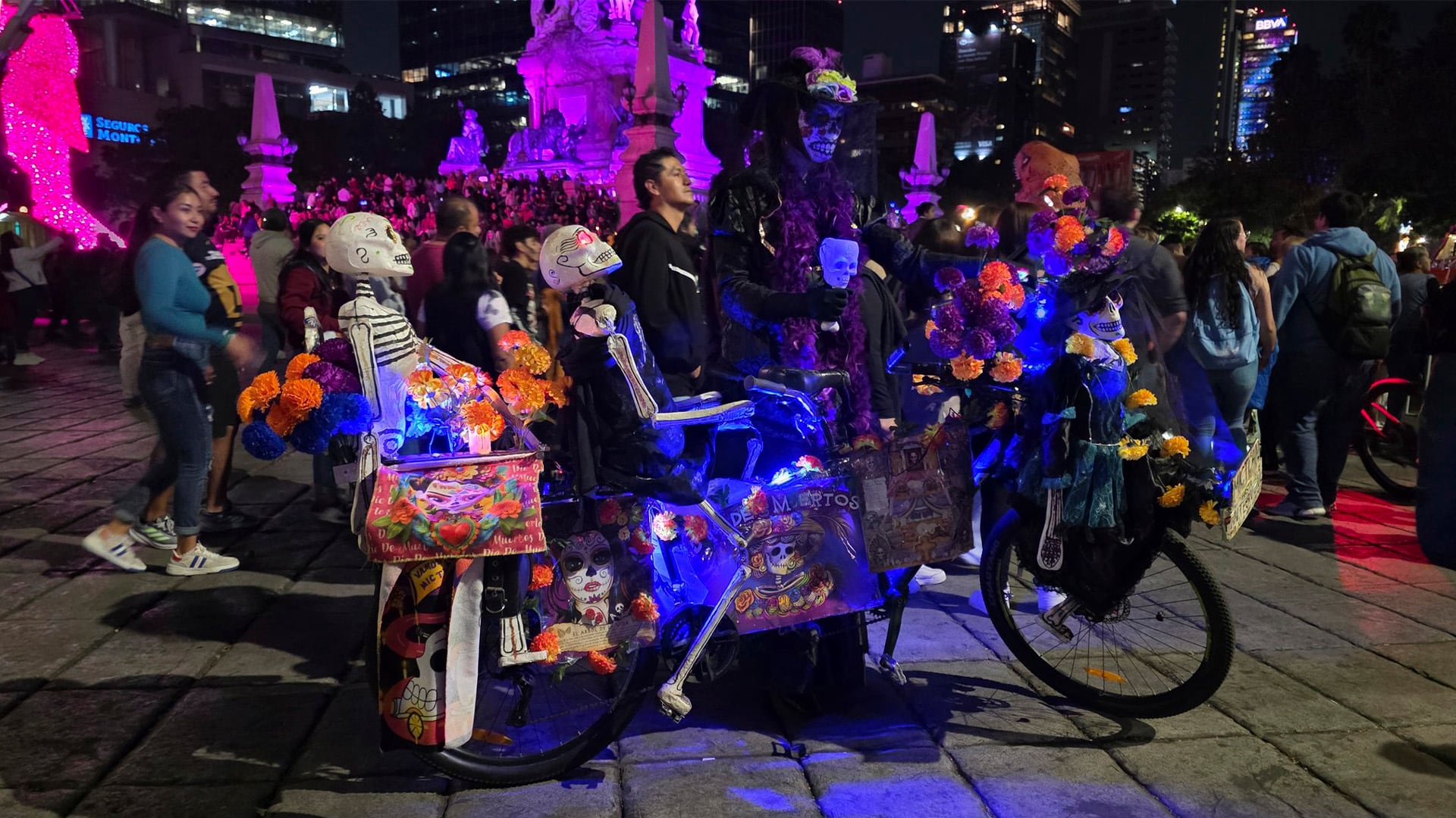 Miles de ciclistas colapsan el Paseo Nocturno por Día de Muertos en CDMX.(X/@LaSEMOVI)