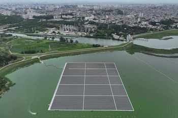 Una granja solar flotante opera