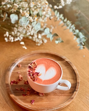 Cafetería que trabaja en estrecha