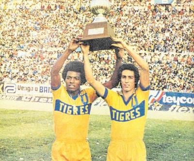 Gerónimo Barbadillo (izquierda) con el título de campeón con Tigres en 1982. | Foto: Club Tigres