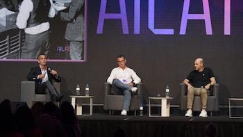 Sebastián Siseles, Axel Abulafia