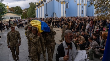 Un bebé por nacer y un funeral en Kiev: La historia de 2 jóvenes soldados que se casaron en guerra