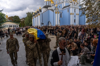 Militares ucranianos llevan el ataúd del soldado Danyil Smyrnov, de 21 años, que murió en combate, durante su funeral en Kiev, Ucrania, el jueves 3 de septiembre de 2026. (Foto AP/Alex Babenko)
