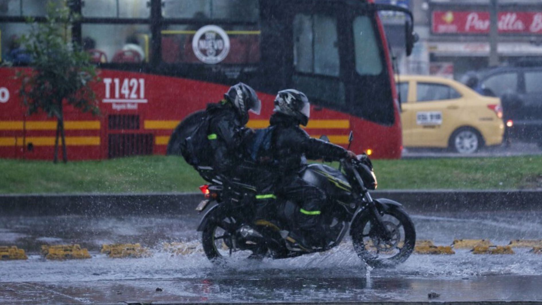 Huecos en Bogotá dejan 1.409 muertes durante la administración Galán: motociclistas, los más afectados por el mal estado vial