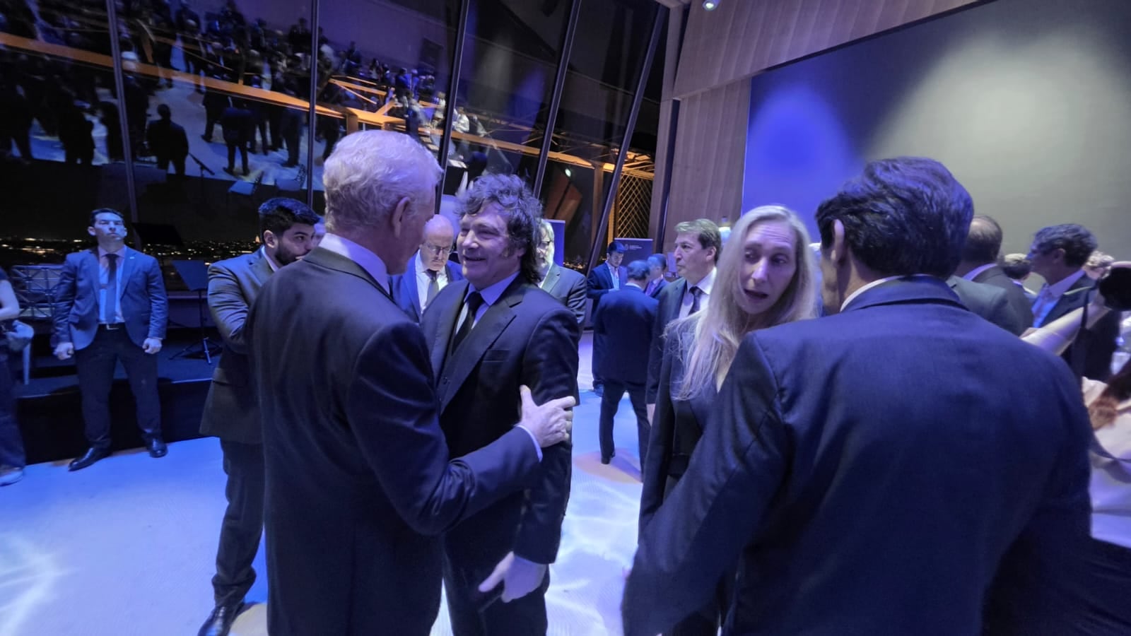 El presidente Javier Milei y la secretaria general Karina Milei conversan con el empresario Francisco De Narvaez y el gobernador de Jujuy Carlos Sadir.