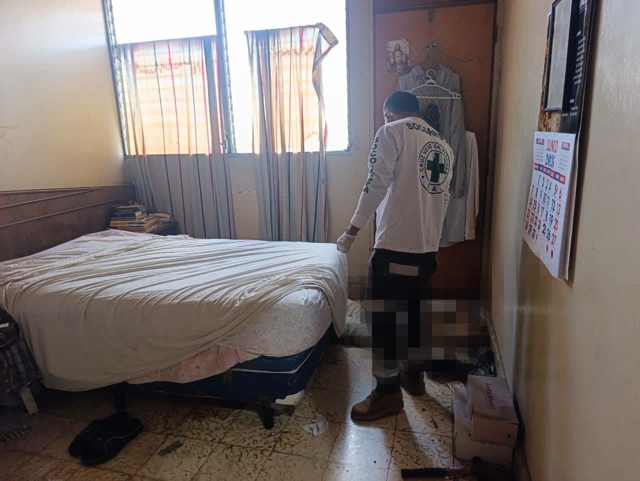 Dos adultos mayores fueron hallados muertos dentro de una vivienda de Santa Ana Centro. (Cortesía: Cruz Verde Salvadoreña Santa Ana)