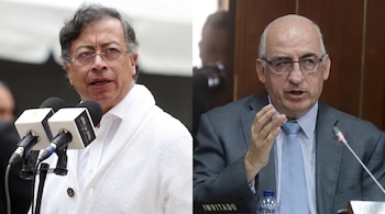 Composición dividida con Gustavo Petro a la izquierda hablando frente a micrófonos y Néstor Humberto Martínez a la derecha gesticulando mientras habla.