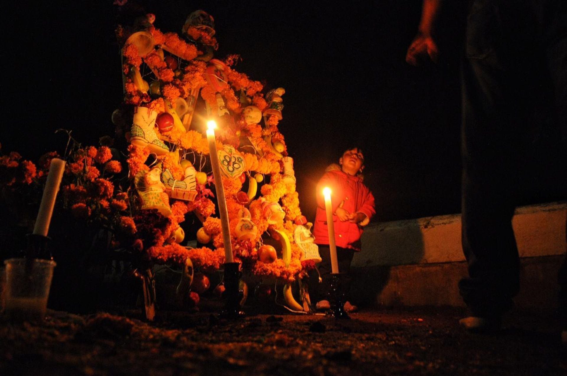 JANITZIO, MICHOACÁN, 01NOVIEMBRE2018.- Habitantes de la isla de Janitzio y Pátzcuaro adornaron las tumbas de sus familiares que se encuentran en el panteón municipal en el marco del Día de los Muertos. Dicho lugar recibe a cientos de turistas nacionales y extranjeros, algunos pintados como catrinas.FOTO: DIEGO SIMÓN SÁNCHEZ /CUARTOSCURO.COM