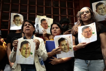 Periodistas protestan contra la persecución que sufren en territorio mexicano, en Ciudad de México (EFE/José Méndez)