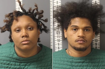 Dos fotos policiales de frente: a la izquierda, una mujer con cabello trenzado; a la derecha, un hombre con cabello rizado y barba. Ambos visten uniformes verdes