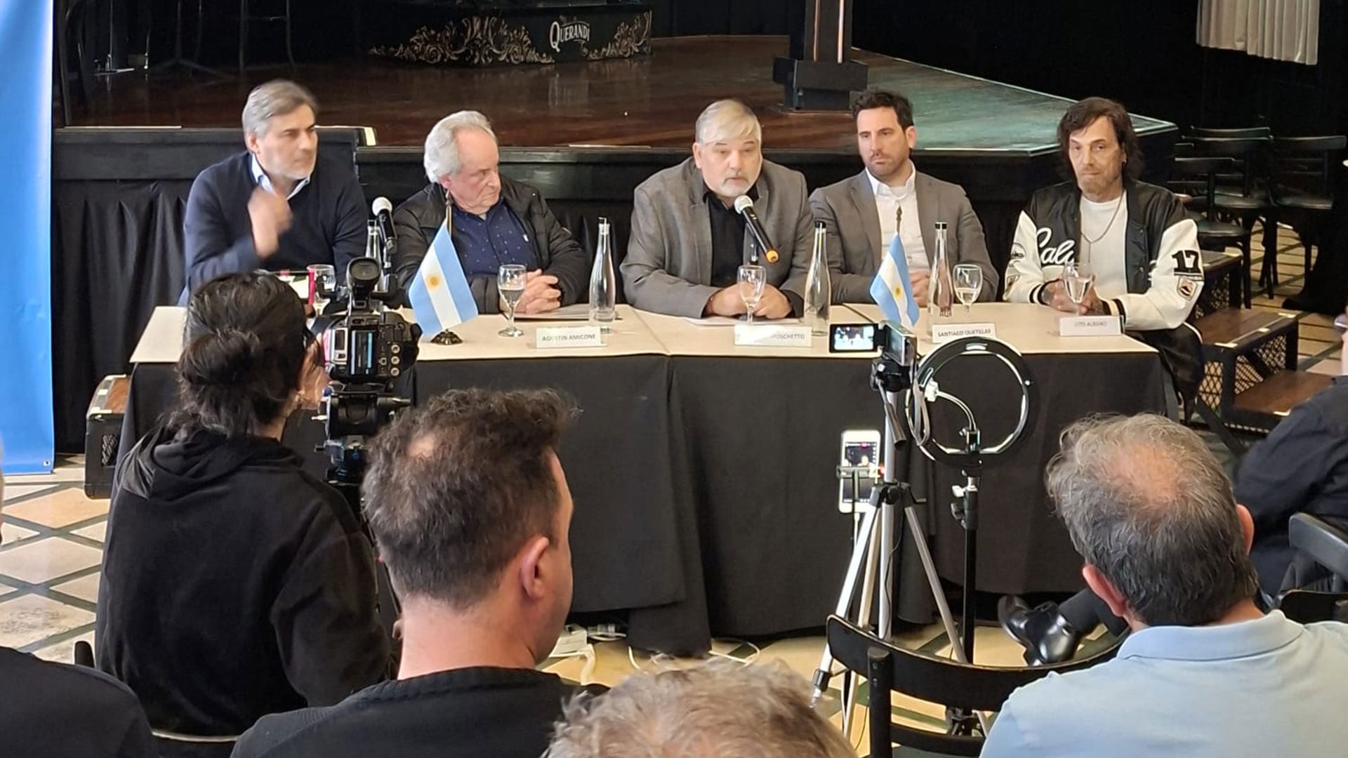 La Cámara de la Industria del Calzado y el sindicato UTICRA anunciaron durante una conferencia de prensa la declaración de emergencia del sector y una movilización nacional para el 19 de noviembre