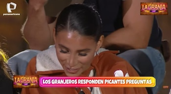 Primer plano de Samahara Lobatón con el cabello recogido, llevando una chaqueta marrón y blanca, sonriendo ligeramente en un set de televisión