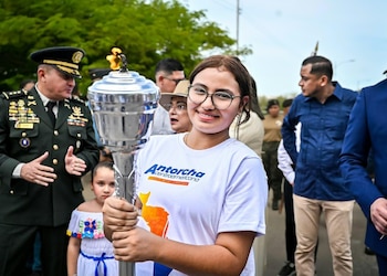 La secretaria de Educación de Honduras, Arely Argueta, recibió la llama en El Amatillo de manos de representantes de El Salvador.