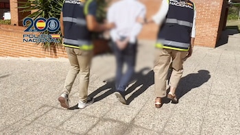Detienen a un profesor de matemáticas de un colegio de Madrid por grabar y agredir sexualmente a al menos a 9 menores