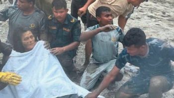Riadas en Nepal: dos personas fueron rescatadas con vida tras once días atrapadas entre los escombros