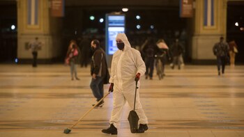 Un empleado de maestranza en