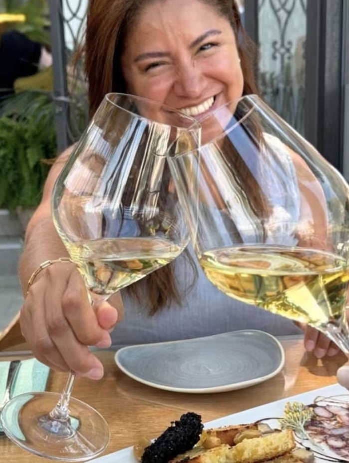 La pareja sorprendió a sus invitados, convocados inicialmente a lo que parecía ser un cumpleaños. El conductor confirmó el casamiento al aire de ¡Qué mañana!, por El Nueve