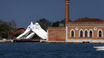 Bruselas pide cancelar una subvención de dos millones a la Bienal de Venecia por la presencia de Rusia