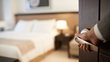 La Cámara de Apelación en lo Civil y Comercial de Dolores confirmó la responsabilidad del hotel de San Clemente del Tuyú por el hurto de una valija dejada en recepción tras el check-out. (Foto de archivo: istock)