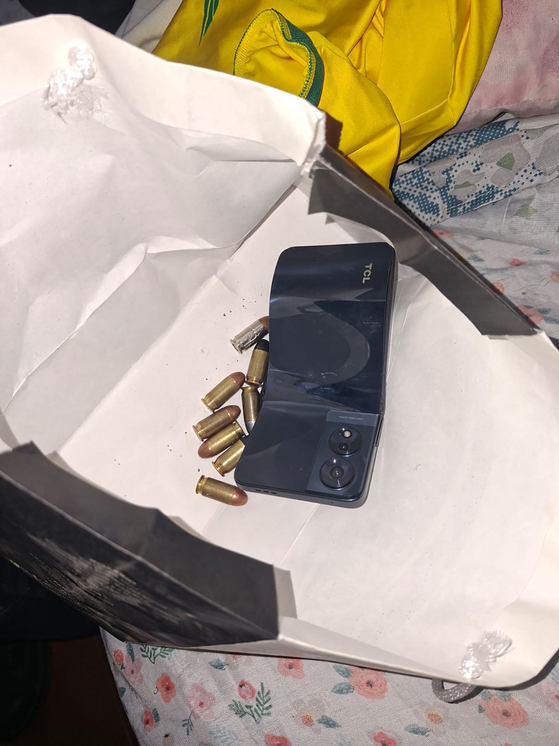 Un teléfono celular y varias municiones fueron encontrados en el procedimiento