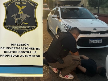 Un efectivo policial detiene al