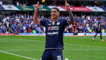 Toro Fernández transformó una promesa en el recuerdo más feliz de un joven aficionado de Cruz Azul