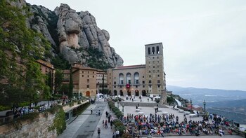 La abadía de Montserrat, epicentro del escándalo de pederastia clerical en Cataluña, recibe la visita de León XIV entre reclamos de justicia