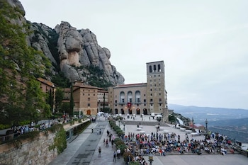Imagen de los exteriores del monasterio de Santa María de Montserrat. (EFE / Quique García)