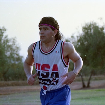 Diego Maradona entrenando con la