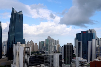 Los incentivos migratorios, el programa de Inversionista Calificado y la presencia de cerca de 200 multinacionales con sedes regionales han reforzado el atractivo de Panamá para extranjeros que buscan establecerse, invertir o desarrollar su carrera profesional en el país. EFE/Carlos Lemos