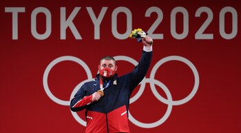 El georgiano Lasha Talakhadze celebra