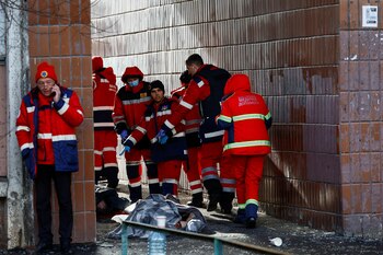 MATERIAL SENSIBLE. Paramédicos inspeccionan los