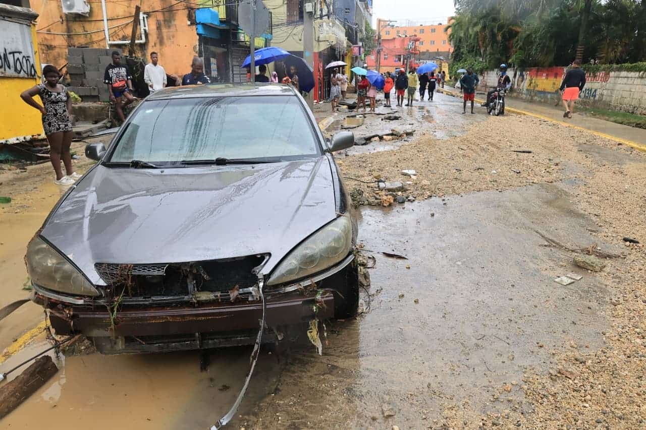El gobierno de República Dominicana declaró sesión permanente para monitorear el impacto del sistema frontal con lluvias intensas y granizadas en varias regiones del país. (Cortesía: Diario Listín)