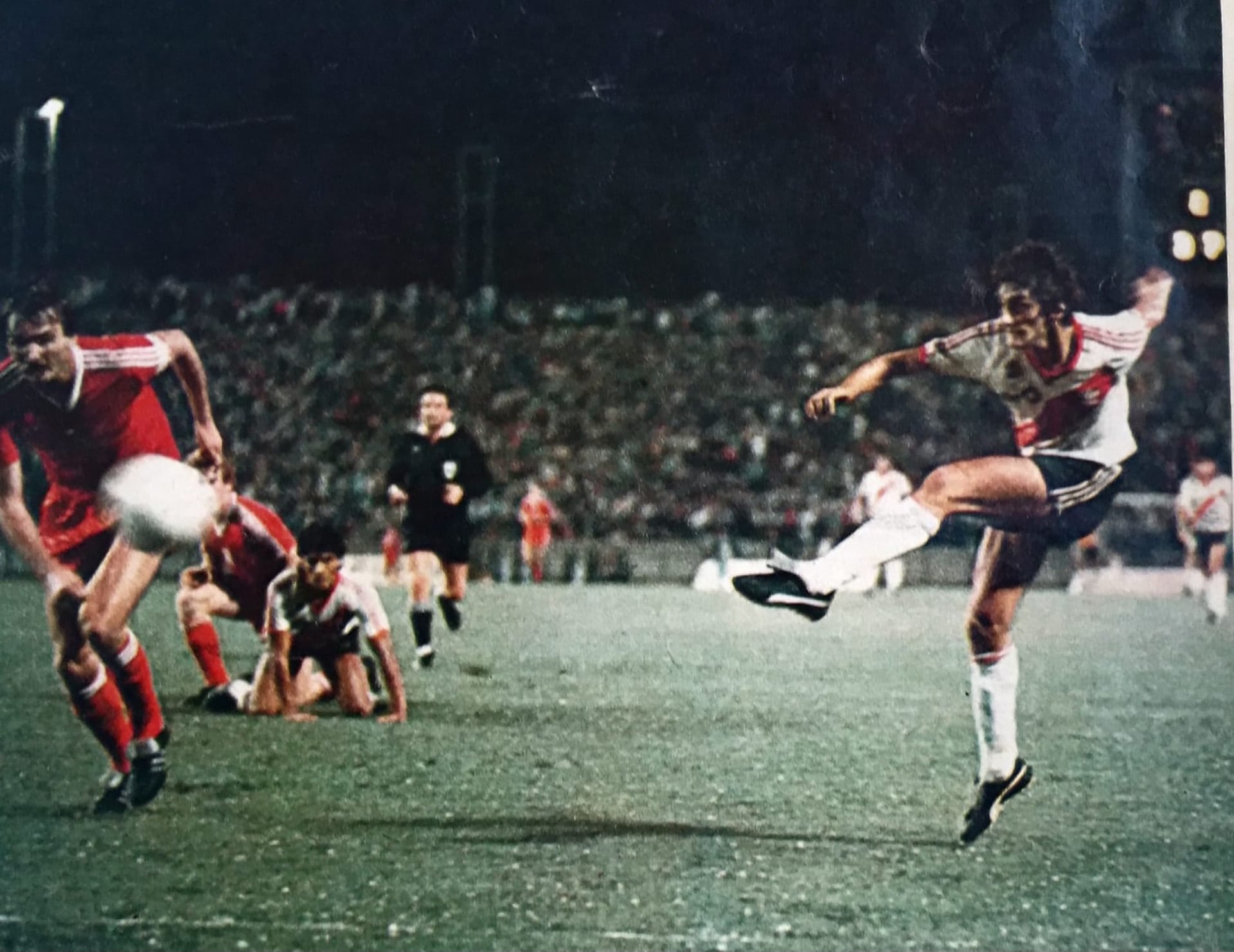 El otro golazo de Enzo esa noche, significó el inicio de la remontada. Haciendo equilibrio en la punta de su pie derecho, sacó un zurdazo que se clavó contra el travesaño