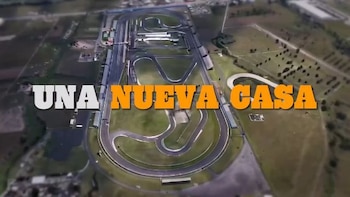 Fotografía aérea de un autódromo rodeado de áreas verdes con el texto sobrepuesto "UNA NUEVA CASA"