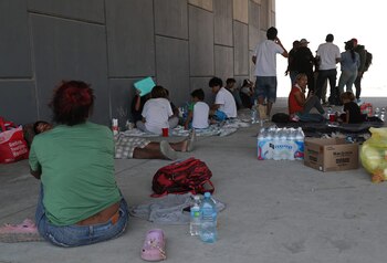 Migrantes permanecen este viernes debajo