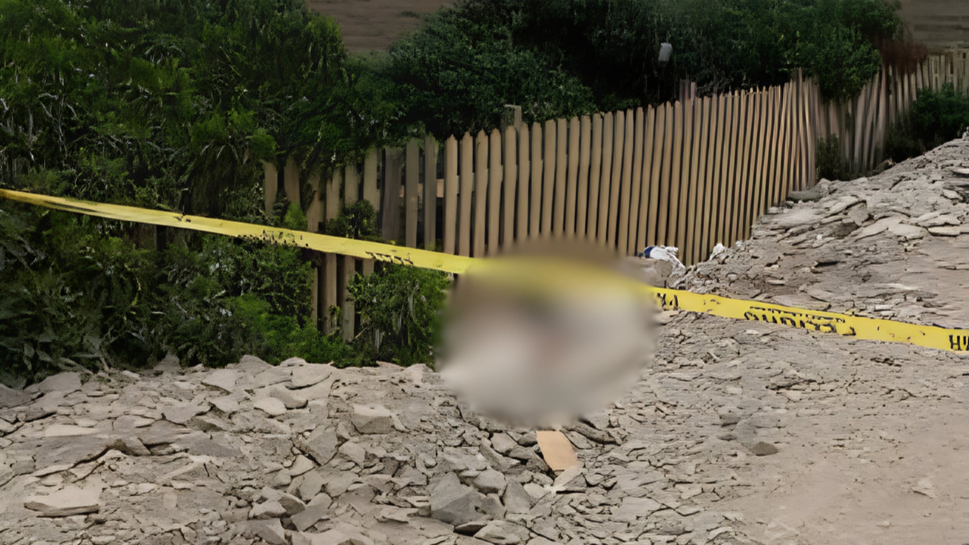 Una cinta policial delimita la zona del hallazgo del cadáver de un hombre en los alrededores de los humedales de Ventanilla, en el Callao. (Foto: Facebook / Roger García)