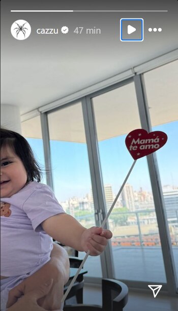 Cazzu compartió una fotografía al lado de su hija Inti en el marco del Día de las Madres.