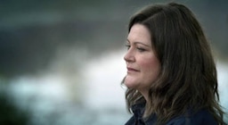 Fue salvajemente violada, 53 veces apuñalada, sostuvo su cabeza casi degollada y pidió ayuda: la joven que desafió a la muerte