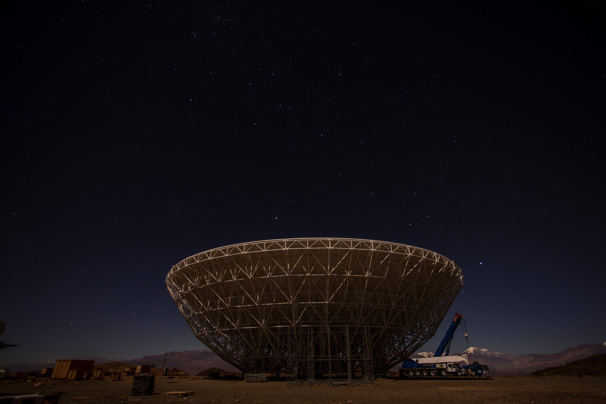 El telescopio chino, aún sin terminar, por la noche en la Estación Astronómica Carlos Ulrrico Cesco en El Leoncito, en la provincia argentina de San Juan (The New York Times)