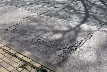 Estado del asfalto de la M-615, en Moralzarzal