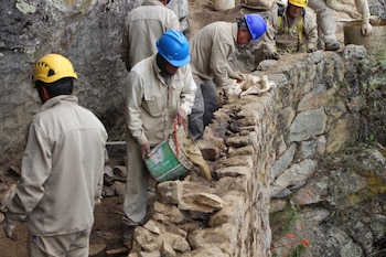 Puente Inca de Machupicchu reabre tras intervenir tramo afectado por filtraciones de agua, hundimiento y pérdida de estabilidad del camino