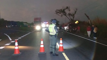 El cierre de la RN-14 alteró el tránsito de viajeros de El Salvador durante las vacaciones agostinas y generó una fila de vehículos de unos dos kilómetros. (Foto cortesía Dirección General de Protección y Seguridad Vial)