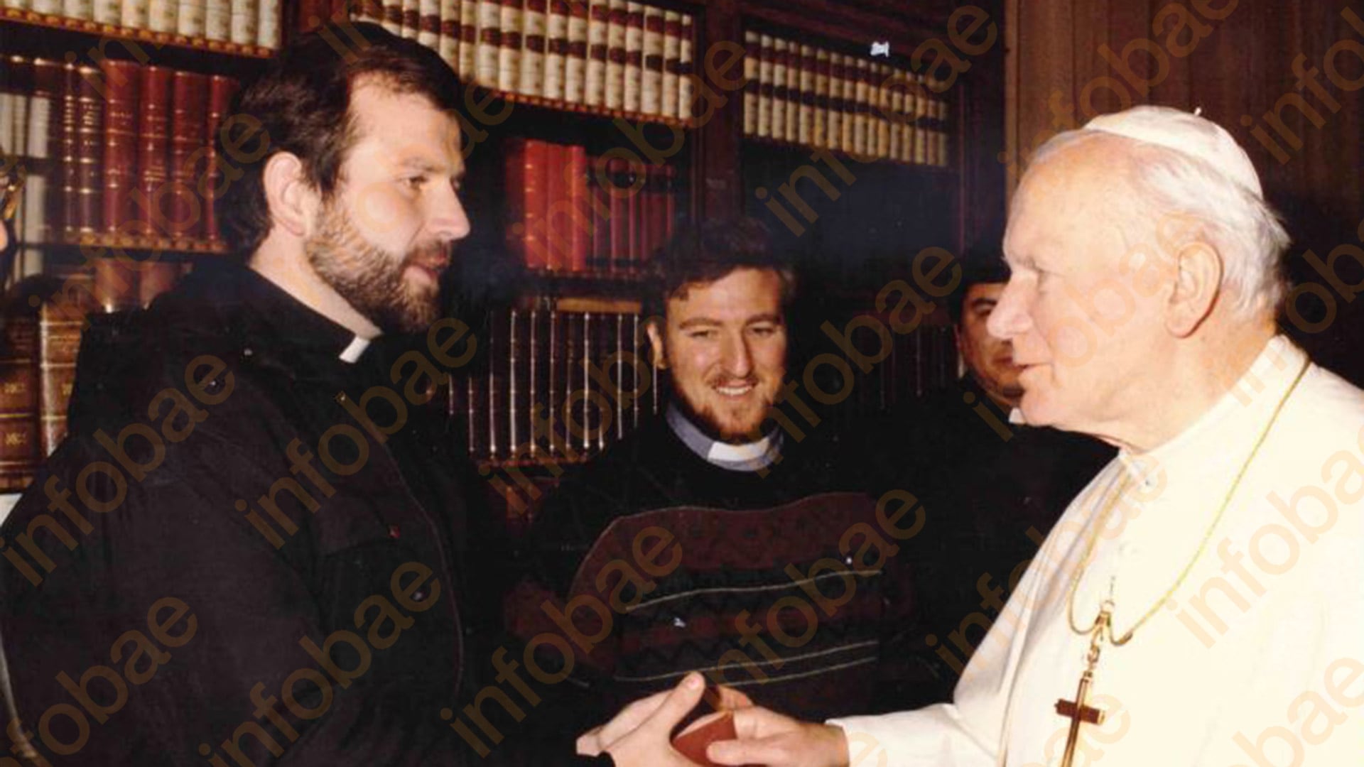 Marzo 1993. Daniel con Juan Pablo II en el Vaticano. Junto a él Ernesto José Fernández, actual obispo auxiliar de Rosario