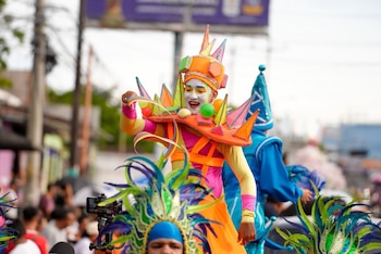 Cientos de personas participaron en el Desfile del Correo 2026 en Santa Ana (Foto cortesía Alcaldía de Santa Ana)