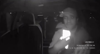 El joven corrió para alejarse del taxi, pero tuvo que regresar al descubrir que su teléfono seguía dentro; el conductor ya se había marchado.