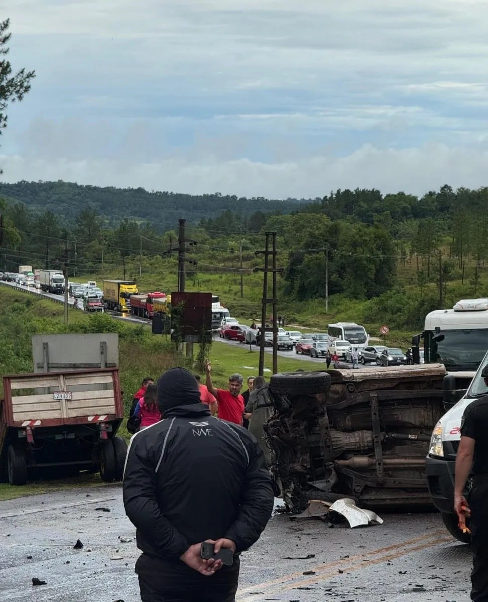 El choque en San Ignacio involucró un Peugeot 208, una Toyota Hilux con tráiler y una motocicleta, todos circulando en sentido Posadas–Puerto Iguazú