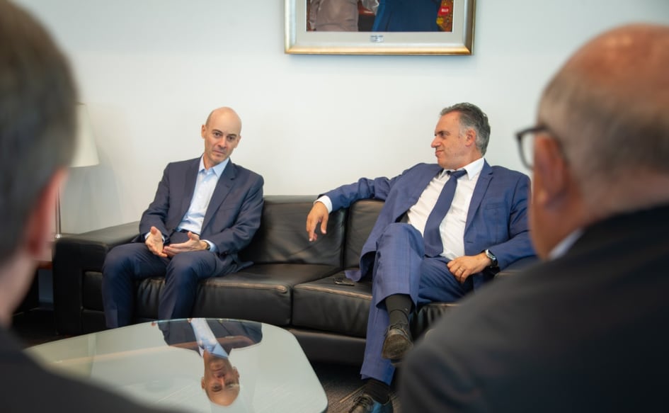 El presidente de Uruguay, Yamandú Orsi, con los compradores de Enjoy Punta del Este (Presidencia de Uruguay)