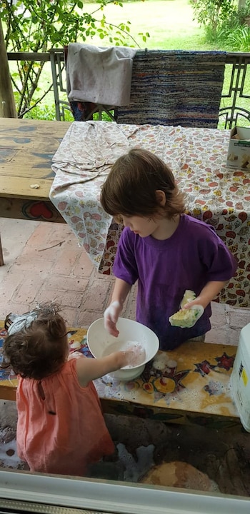 Mariana y su familia esperan